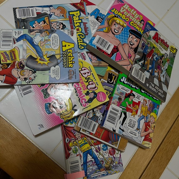 Accessories - 2 RANDOM ARCHIE COMICS or 2 free w bundle